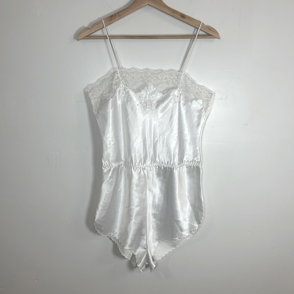 Vintage white lace embroidered bridal lingerie pajamas today tonight size small